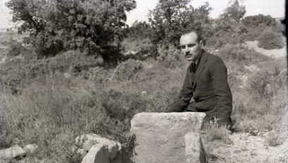 Salvador Vilaseca fotografiat per Eduard Borràs al jaciment del Mas d’en Lluc, al Priorat