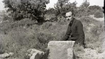 Salvador Vilaseca fotografiat per Eduard Borràs al jaciment del Mas d’en Lluc, al Priorat